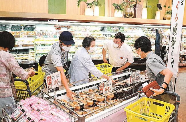 数量限定のノドグロ丼を購入する買い物客＝出雲市今市町、ラピタ本店
