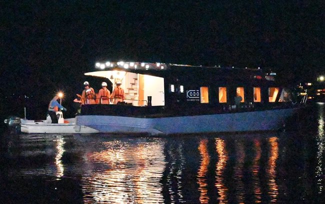 宍道湖で座礁した旅客船（右）＝２６日午後１０時３６分、松江市袖師町、宍道湖