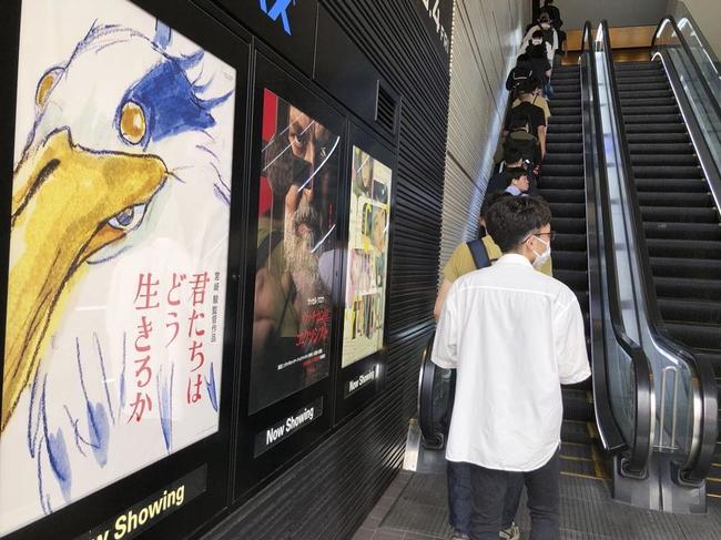 映画「君たちはどう生きるか」が上演される映画館に並ぶ人たち＝７月、東京都新宿区
