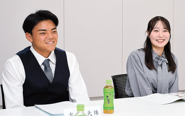 学生生活の様子を話す吉川天珠さん(左)と槙原菜々美さん=出雲市姫原町、中筋組