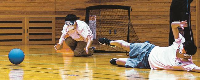 ゴールボールの練習をする「スサノオアイズ」のメンバー＝出雲市上塩冶町、上塩冶スポーツセンター
