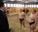 君ケ浜親方（左）と談笑する隠岐の富士（右）。中央は同じ隠岐の島町出身の隠岐の浜＝２０２３年２月、東京都墨田区の八角部屋