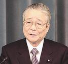 ＜２＞記者会見する青木幹雄官房長官＝２０００年１月、首相官邸