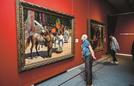 明治期に３度にわたり西欧で絵画を学んだ鹿子木孟郎の「加茂の競馬」（左）は、人や馬が重なり合う複雑な構図にもかかわらず、明暗や遠近法を巧みに用い構成されている