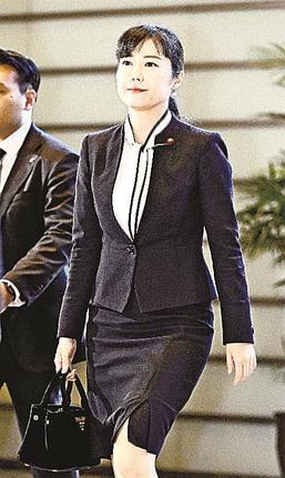 こども政策相に決まり、首相官邸に入る加藤鮎子氏。女性閣僚は過去最多と並ぶ５人になった＝13日午後