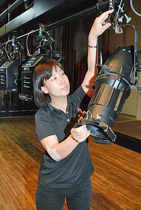 「記録より、人の記憶に残る仕事をしたい」と語る舞台照明スタッフの田尻直子さん＝松江市殿町の島根県民会館