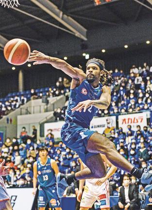 【第３３戦・島根ー大阪】第４クオーター、島根のペリン・ビュフォード（右）がゴール下でパスを出す＝松江市総合体育館