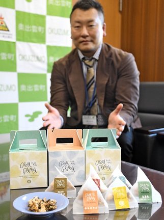 そば店それぞれの特徴を表現した「そばグラノーラ」＝島根県奥出雲町三成、町役場仁多庁舎