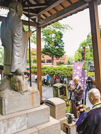 城山大師像の法要に臨む僧侶と参拝者＝米子市久米町