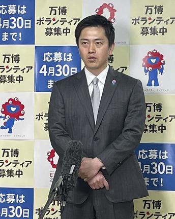 大阪府庁で記者団の取材に応じる吉村洋文知事＝３月29日