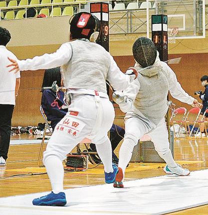【フェンシング女子個人フルーレ決勝】積極的な攻撃でポイントを狙う安来の小原せな（右）＝広瀬中央公園総合体育館
