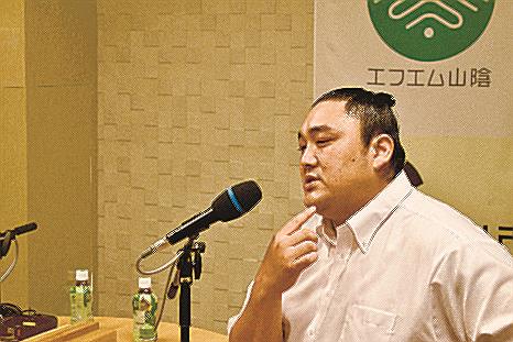ラジオ収録の様子＝松江市学園南１丁目、エフエム山陰（エフエム山陰提供）