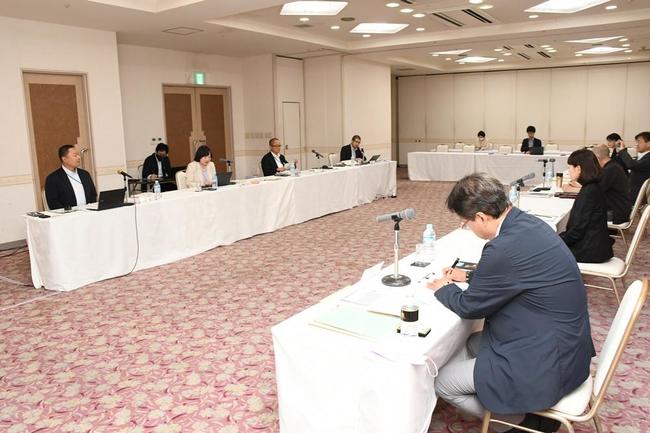 松江市では29年ぶりに開催された人事院主催の公務員問題懇話会。左側が人事院の担当者=6月20日