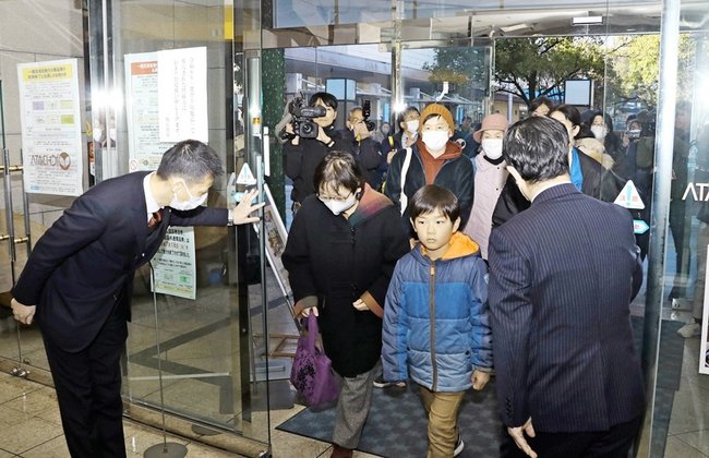 午前１０時の開店と同時に入場する来店客＝松江市朝日町、一畑百貨店