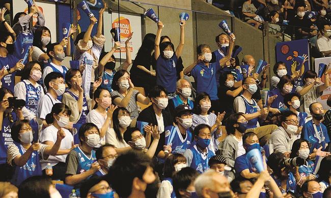 メガホンを打ち鳴らして盛り上げるブースター＝松江市総合体育館