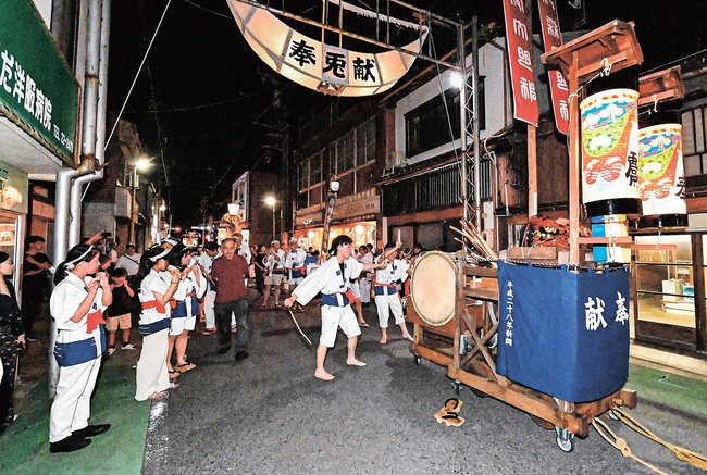 山車を引いて練り歩く月の輪神事の参加者＝安来市安来町