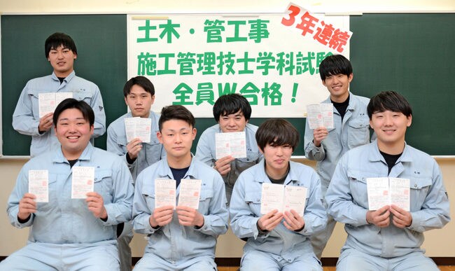 合格通知書を持って笑顔を見せる訓練生＝出雲市長浜町、島根県立東部高等技術校