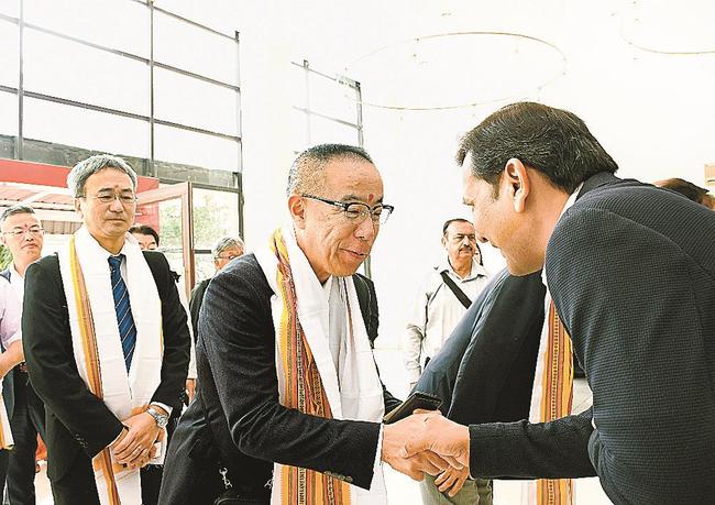 山陰からの視察団を歓待するＭ&Ｍの幹部（手前左）たち＝インド中部マハラシュトラ州ナーグプル、同社工場
