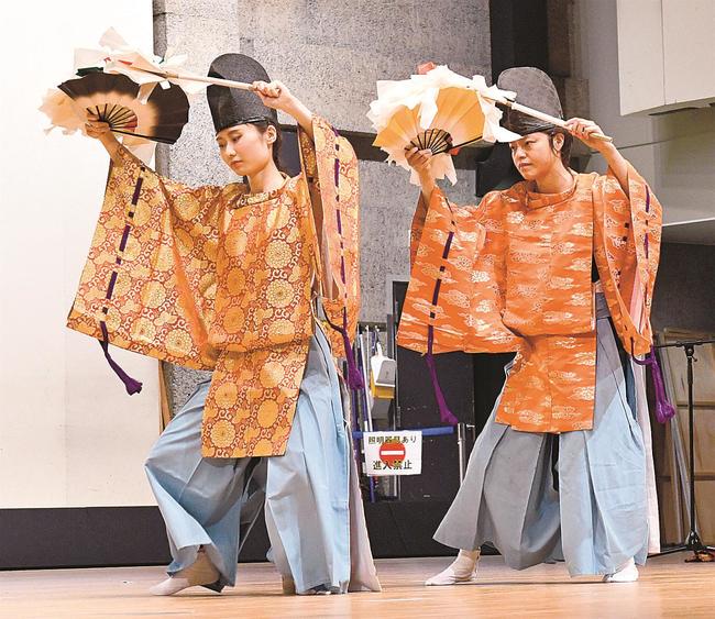 衣装を着て舞台上で塩祓を舞う女子神楽同好会舞姫社中のメンバー＝浜田市黒川町、石央文化ホール