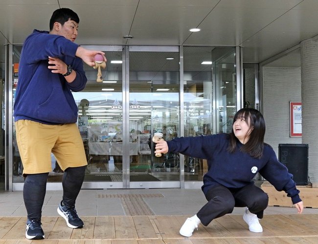 息の合ったけん玉の妙技で見る人を魅了した森欣空さん(左)と中尾美澄さん=島根県隠岐の島町西町、町図書館