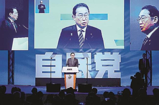 自民党大会で演説する岸田文雄首相＝１７日、東京都内
