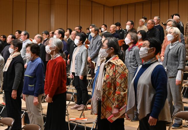 １１日の「第九」コンサート本番を前に、舞台に立ち、最後の練習に臨む参加