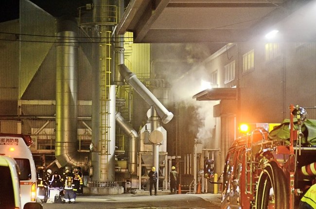 消防が出動し、騒然とする工場敷地内＝３０日午後７時３８分、境港市西工業団地の日新第３工場