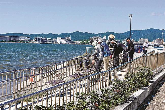 有料観覧席を設置する関係者＝松江市袖師町