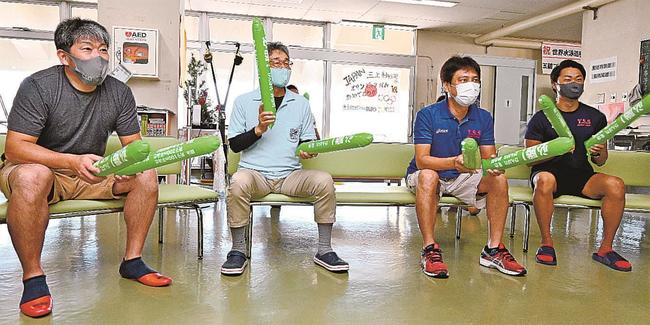 競泳男子２００メートル平泳ぎ準決勝で戦う武良竜也選手を応援する別府淳コーチ（左から３人目）ら関係者＝米子市東山町、鳥取県営東山水泳場