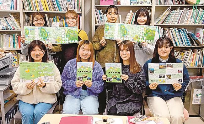 完成した冊子を広げる学生たち＝松江市浜乃木７丁目、島根県立大松江キャンパス