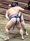 正代（手前）と組み合う照ノ富士。寄り切りで下す＝両国国技館