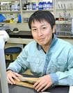 「好きなことを仕事にしたい」と水産技術研究員になりアユの資源調査を担当する平松大介さん＝出雲市園町の島根県水産技術センター内水面浅海部