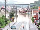 冠水する幹線道路＝１２日午後１時１分、雲南市三刀屋町三刀屋