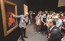 企画展の初日には、住友コレクションを所蔵する泉屋博古館東京の野地耕一郎氏（左）によるギャラリートークがあり、多くの来場者が耳を傾けて作品に思いをはせた