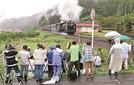 デゴイチの試運転列車を撮影する鉄道ファン＝島根県津和野町中座