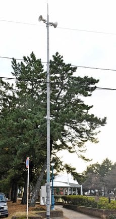 日本海沿いの皆生海浜公園に設置されている防災行政無線の屋外スピーカー＝米子市皆生温泉４丁目