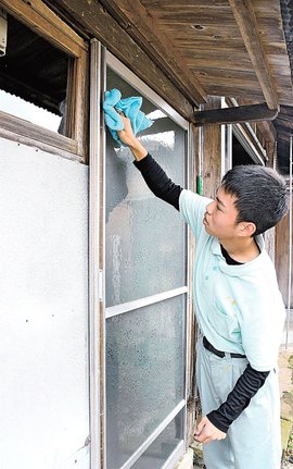 西田千太郎の旧居の窓掃除をする松江養護学校乃木校舎の生徒＝松江市新雑賀町