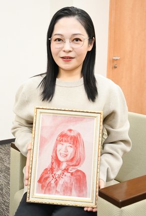 未発表作品「太陽な女性（ひと）」を手にするＳｏｕＭａさん＝松江市内