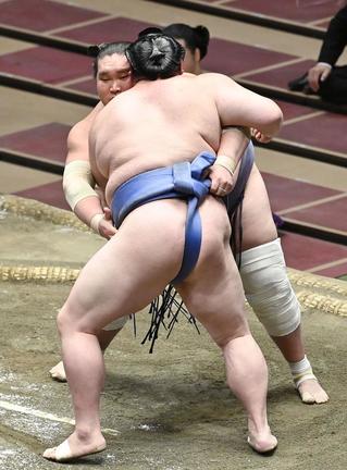 正代（手前）と組み合う照ノ富士。寄り切りで下す＝両国国技館