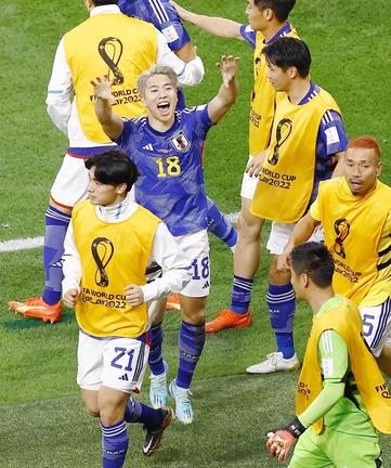 ドイツ戦の後半、決勝ゴールを決め「ジャガーポーズ」で喜ぶ浅野拓磨選手（１８）＝２３日、ドーハ（共同）