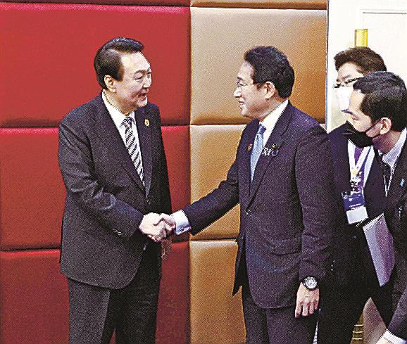 １３日、カンボジア・プノンペンで会談に臨む韓国の尹錫悦大統領（左端）と岸田首相（内閣広報室提供・共同）