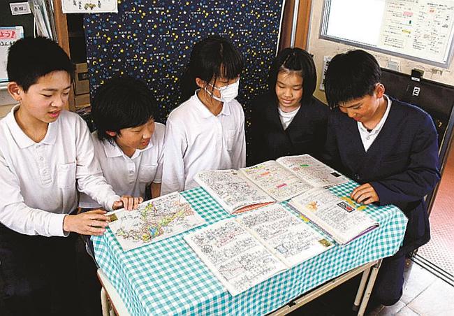 それぞれの自主学習ノートを紹介する児童＝福井市下荒井町、清明小学校