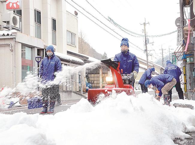 除雪作業に汗を流す「スノーヘルパー」のメンバー=島根県飯南町赤名
