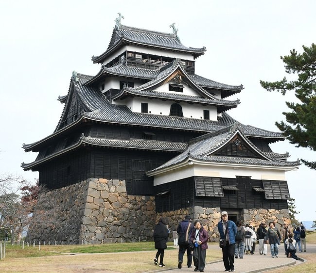 大改修が行われる予定の松江城天守＝松江市殿町