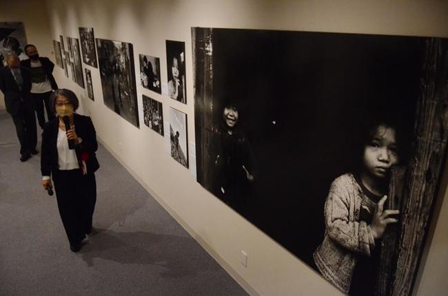安来市加納美術館で開かれている土門拳記念館コレクション展「土門拳 ー肉眼を超えたレンズー」＝安来市広瀬町布部