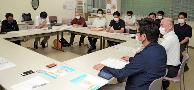 相談物件の活用法を検討するＮＰＯ法人出雲市空き家相談センターの会員＝出雲市内