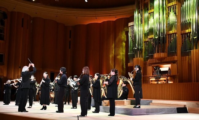 開館を記念し演奏する出演者＝松江市西津田６丁目、さんびる文化センタープラバホール