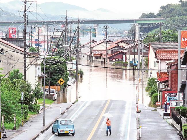 冠水する幹線道路＝１２日午後１時１分、雲南市三刀屋町三刀屋