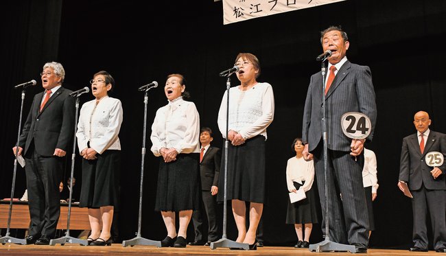 声を合わせて高らかに吟じる参加者=松江市殿町、島根県民会館