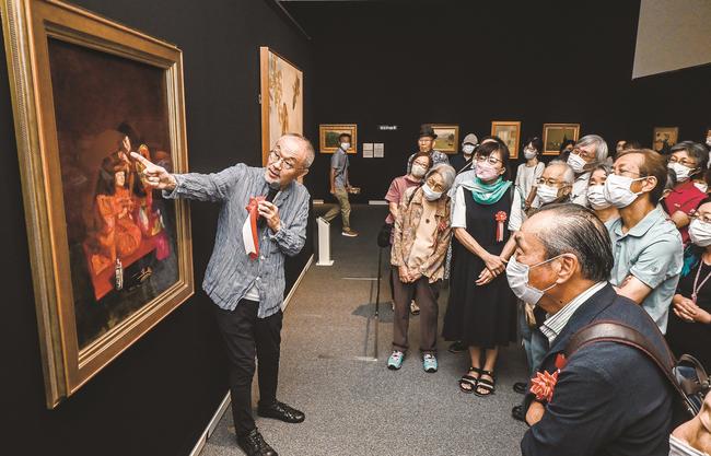 企画展の初日には、住友コレクションを所蔵する泉屋博古館東京の野地耕一郎氏（左）によるギャラリートークがあり、多くの来場者が耳を傾けて作品に思いをはせた
